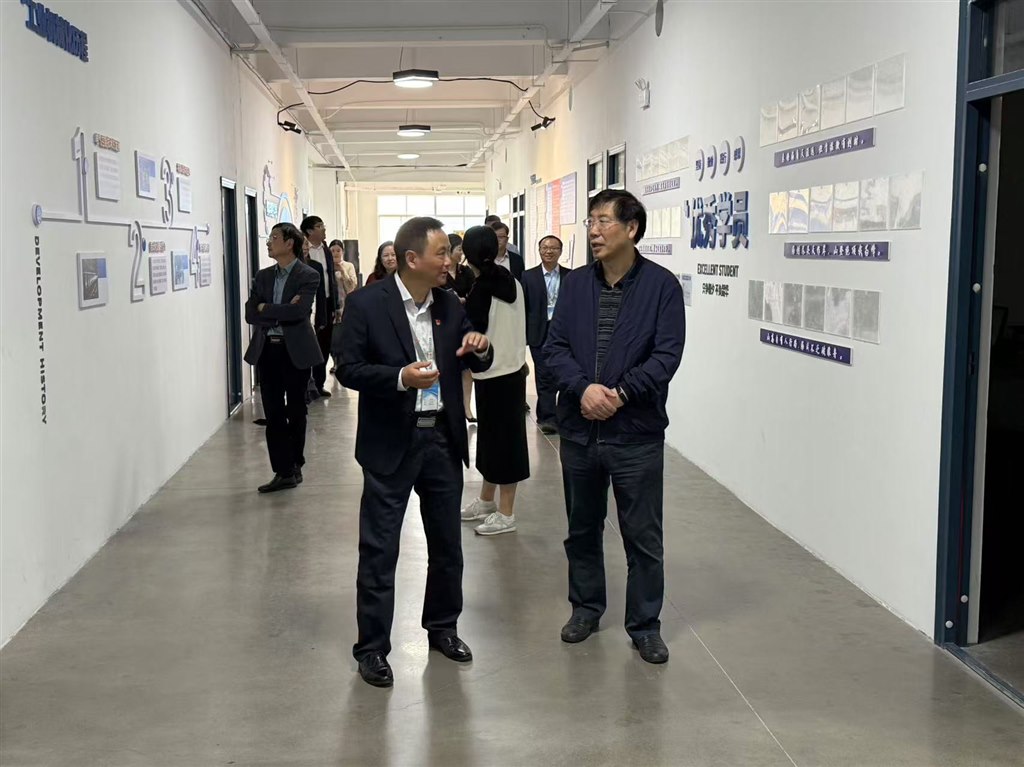 8參觀產(chǎn)業(yè)學(xué)院6.jpg 8參觀產(chǎn)業(yè)學(xué)院6.jpg