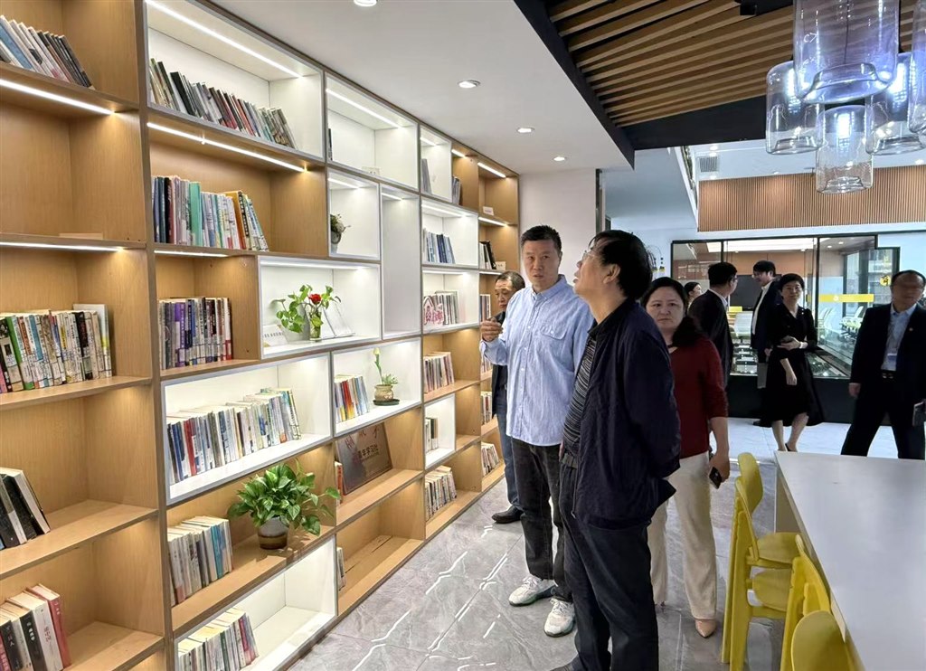 7參觀一站式學(xué)生社區(qū)4.jpg 7參觀一站式學(xué)生社區(qū)4.jpg