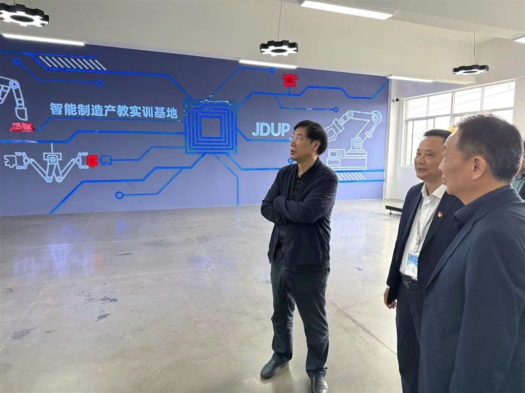 8參觀產(chǎn)業(yè)學(xué)院1.jpg 8參觀產(chǎn)業(yè)學(xué)院1.jpg