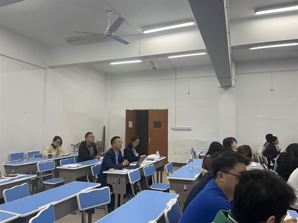 聽(tīng)課2.jpg 聽(tīng)課2.jpg