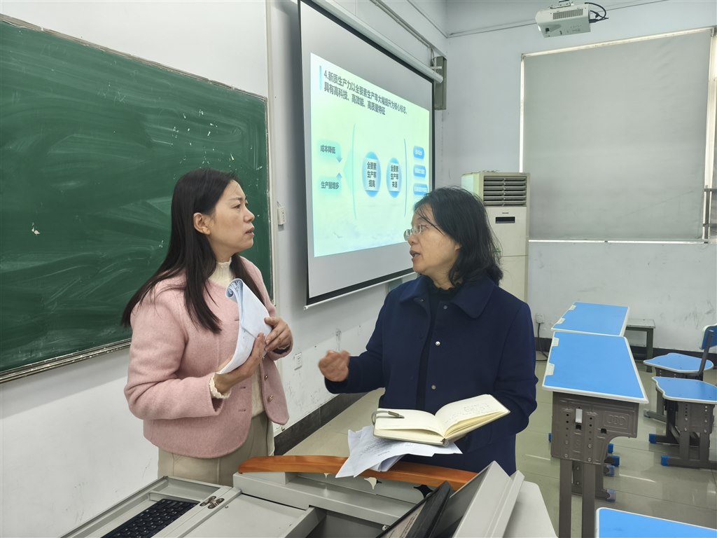 專家田洪芳和卜桂花老師課后交流.jpg 專家田洪芳和卜桂花老師課后交流.jpg