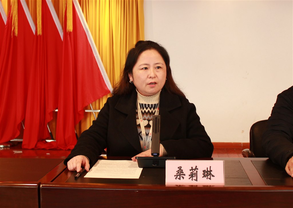 桑莉琳主持會(huì)議.JPG 桑莉琳主持會(huì)議.JPG