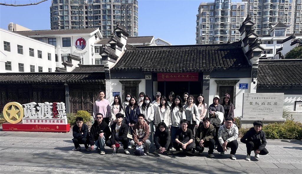 1參觀瞿秋白紀(jì)念館.jpg 1參觀瞿秋白紀(jì)念館.jpg