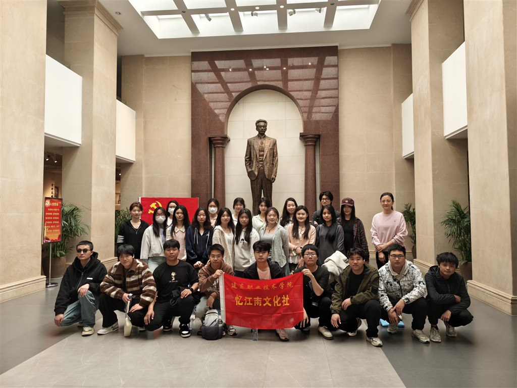 2在秋白雕像前.jpg 2在秋白雕像前.jpg