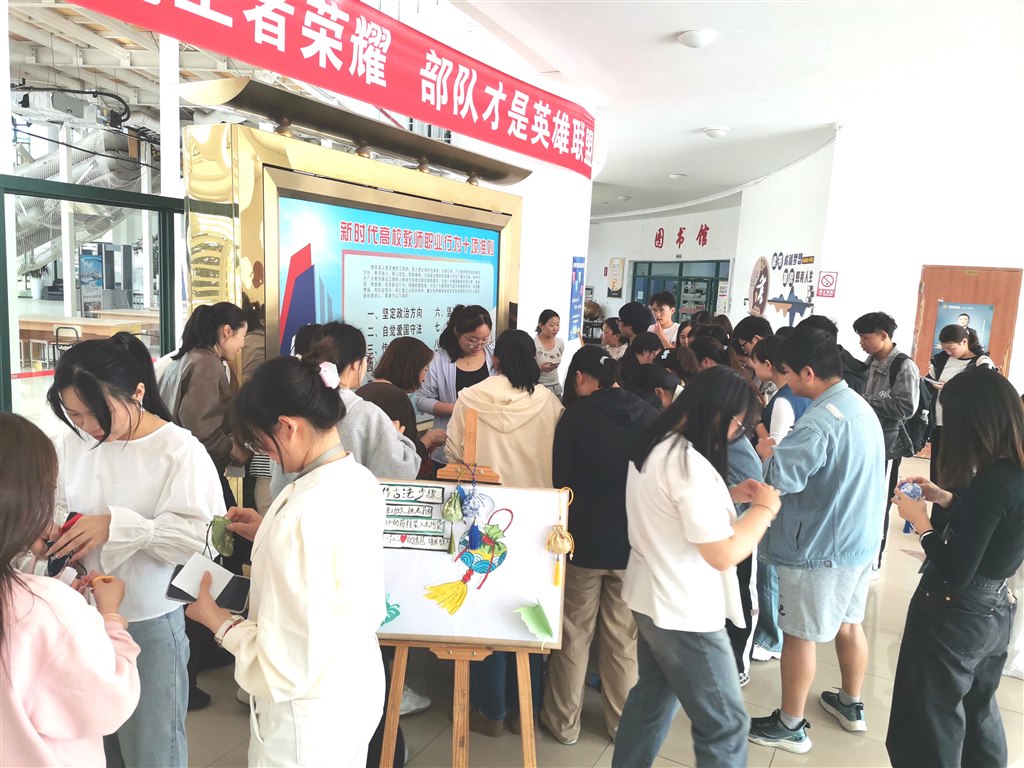 熱鬧的活動現(xiàn)場.jpg 熱鬧的活動現(xiàn)場.jpg