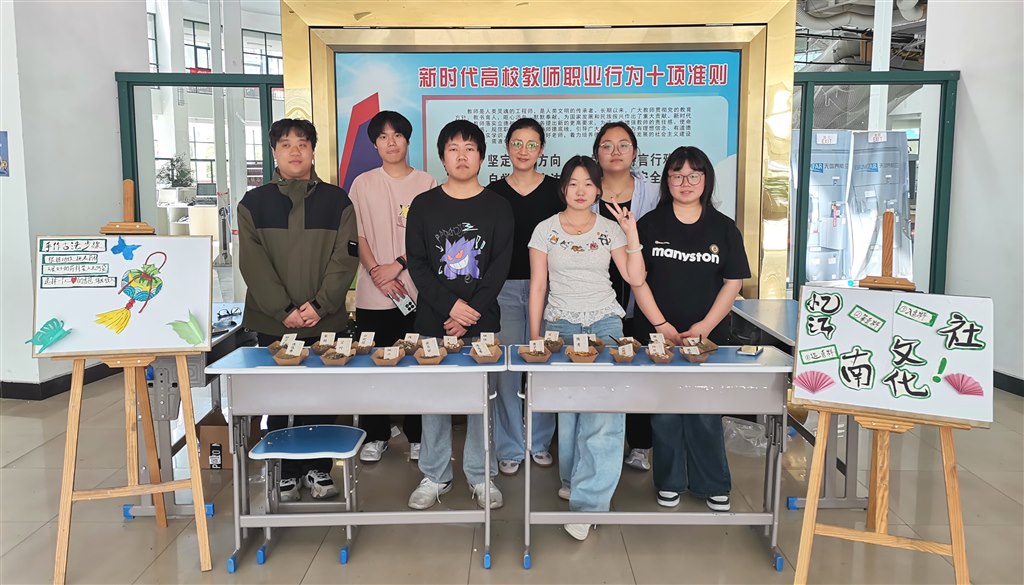 社團指導教師和工作人員合影.jpg 社團指導教師和工作人員合影.jpg