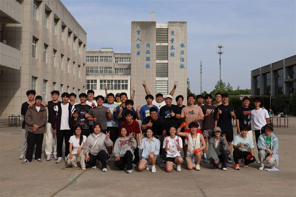 團體一等獎合影.JPG 團體一等獎合影.JPG