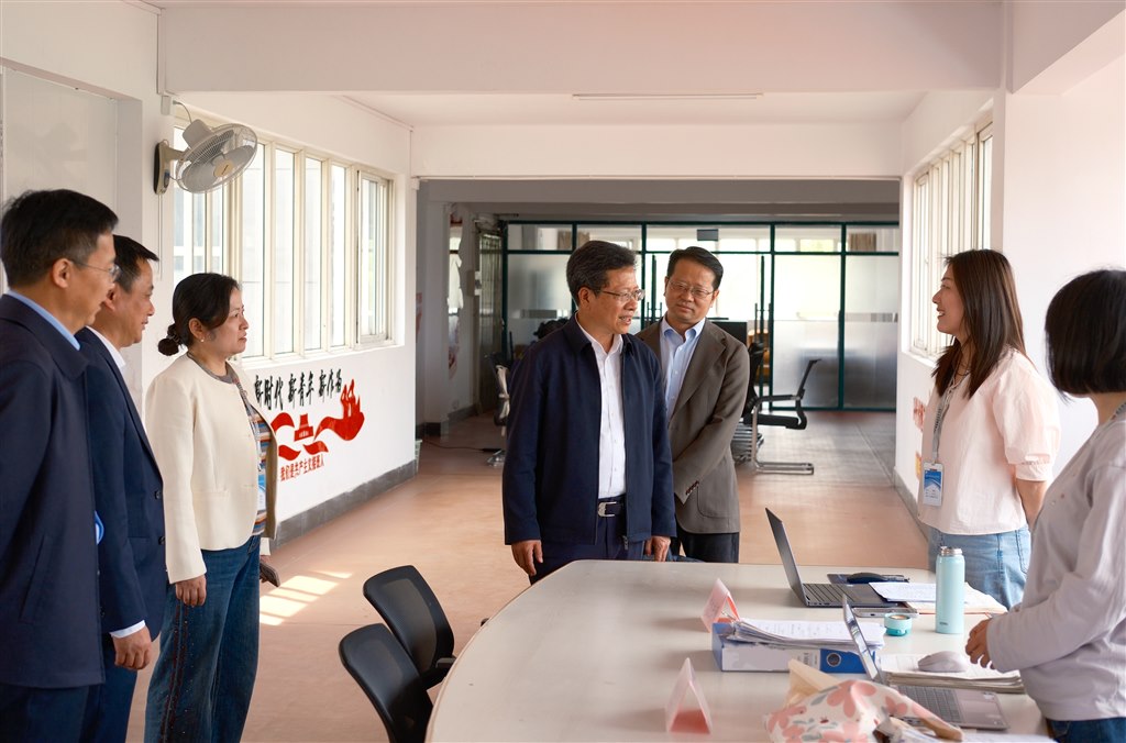 5參觀“一站式”學(xué)生社區(qū).jpg 5參觀“一站式”學(xué)生社區(qū).jpg