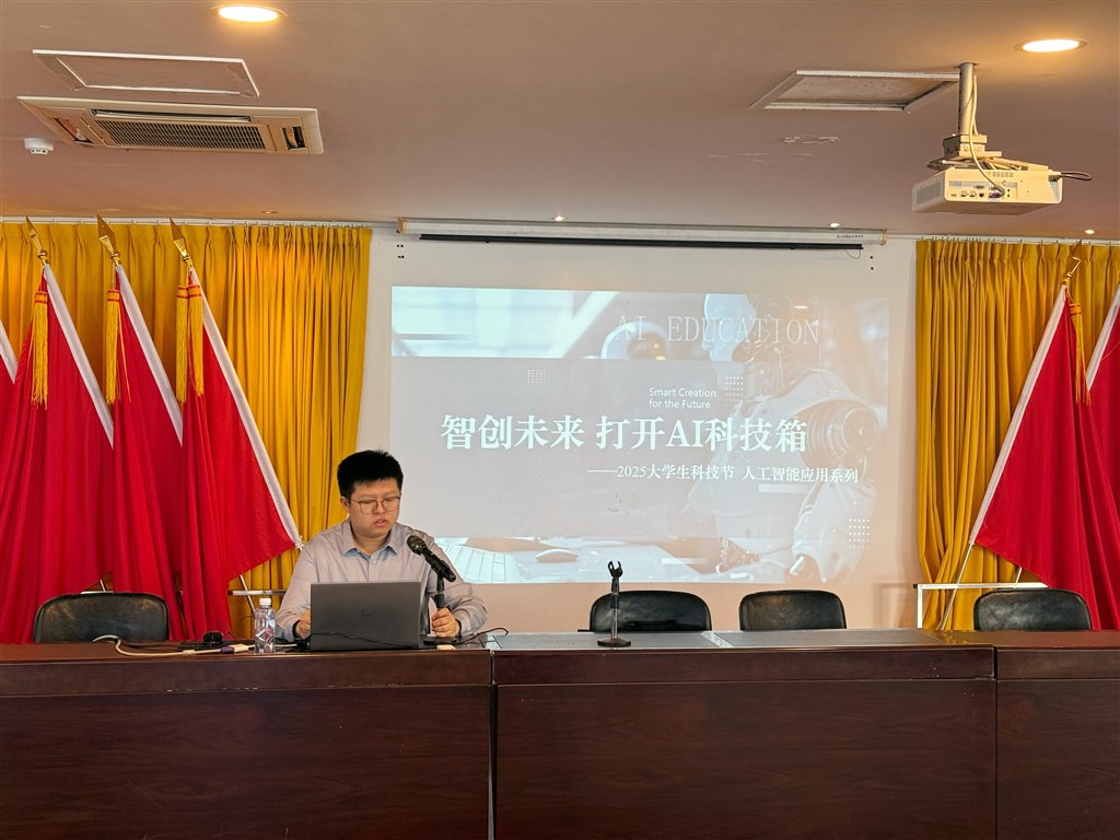 講座人丁一開講現(xiàn)場.jpg 講座人丁一開講現(xiàn)場.jpg