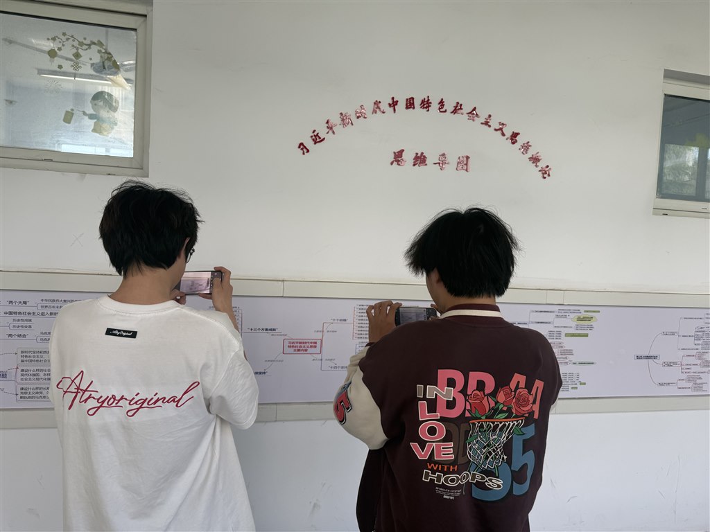 學(xué)生學(xué)習(xí)2.jpg 學(xué)生學(xué)習(xí)2.jpg