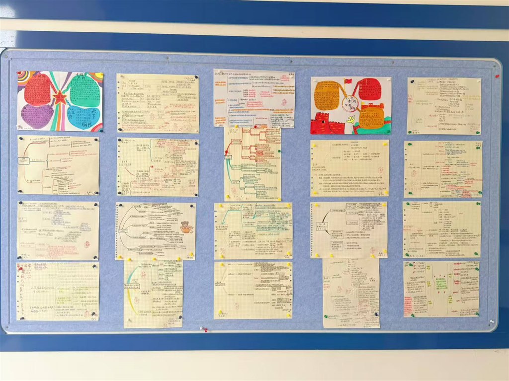 學(xué)生作品展2.jpg 學(xué)生作品展2.jpg