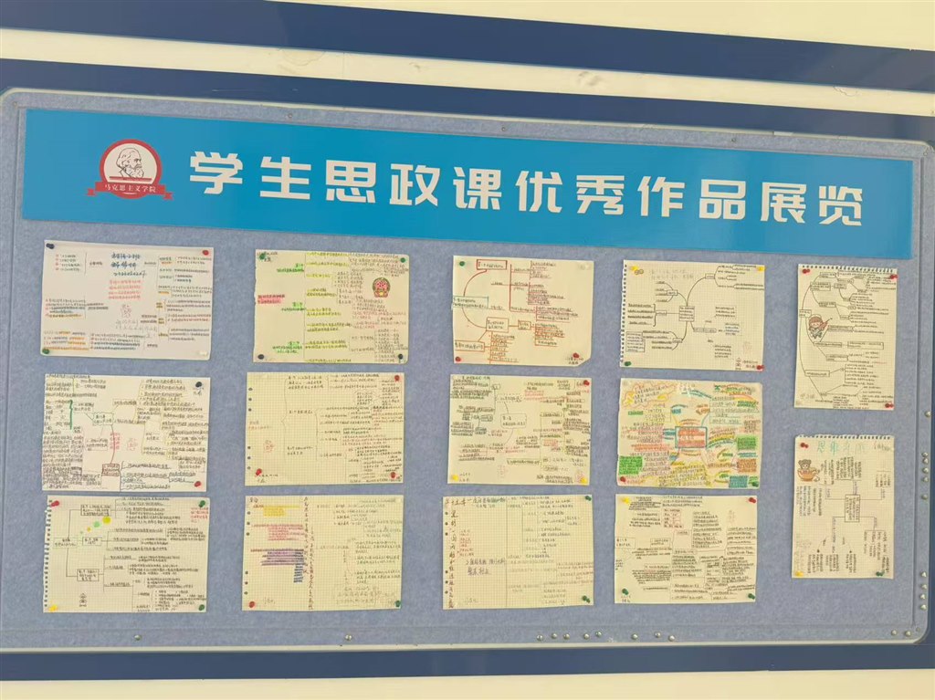學(xué)生作品展1.jpg 學(xué)生作品展1.jpg