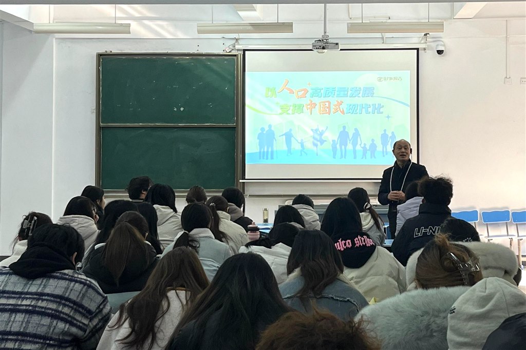 孫利兵講授“人口高質(zhì)量發(fā)展”專題.jpg 孫利兵講授“人口高質(zhì)量發(fā)展”專題.jpg