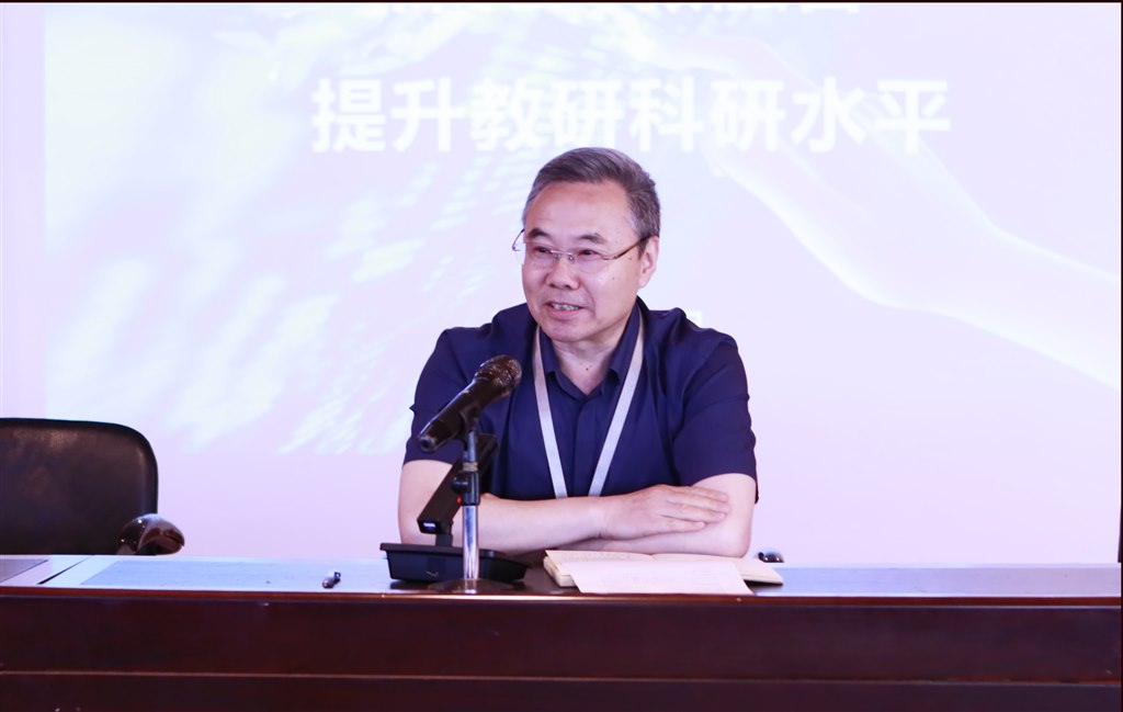 張濤副校長.jpg 張濤副校長.jpg