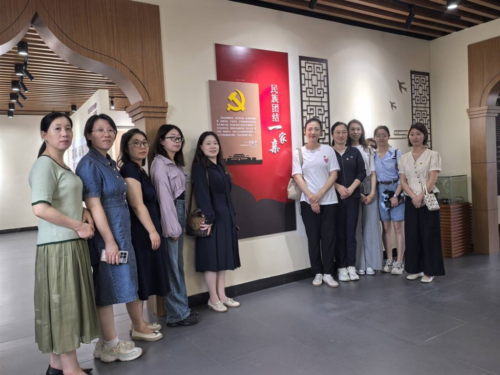 合影2.jpg 合影2.jpg