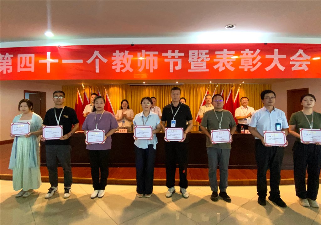 8-優(yōu)秀黨員.jpg 8-優(yōu)秀黨員.jpg