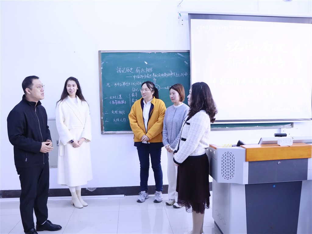 校外評(píng)課專家與我校馬克思主義學(xué)院教學(xué)團(tuán)隊(duì)交流.JPG 校外評(píng)課專家與我校馬克思主義學(xué)院教學(xué)團(tuán)隊(duì)交流.JPG